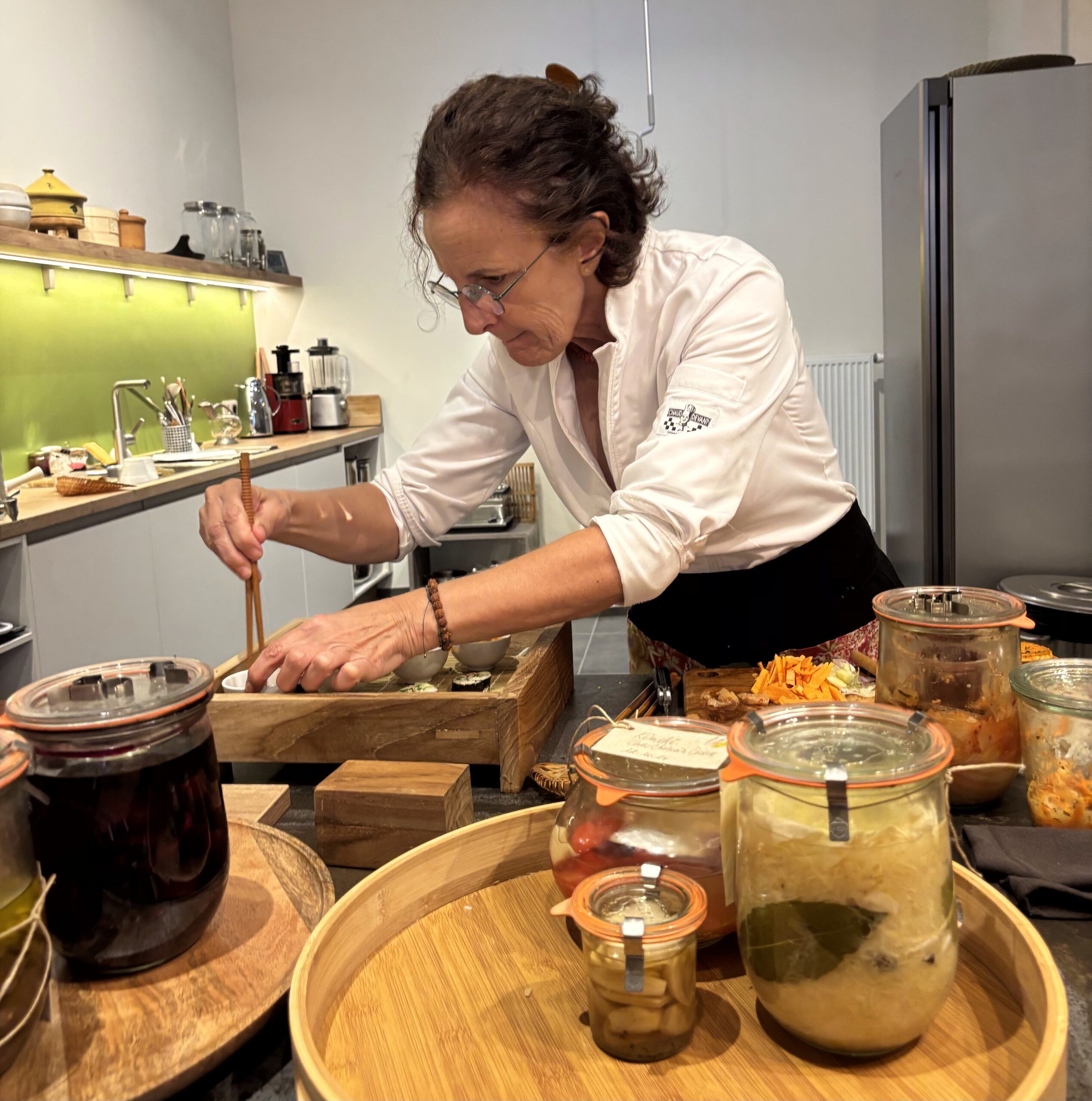 Dominique Leroy à l'oeuvre dans sa cuisine ouverte à Spa
